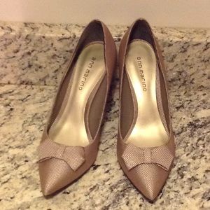 Ann Marino Kimberly bow detail pumps